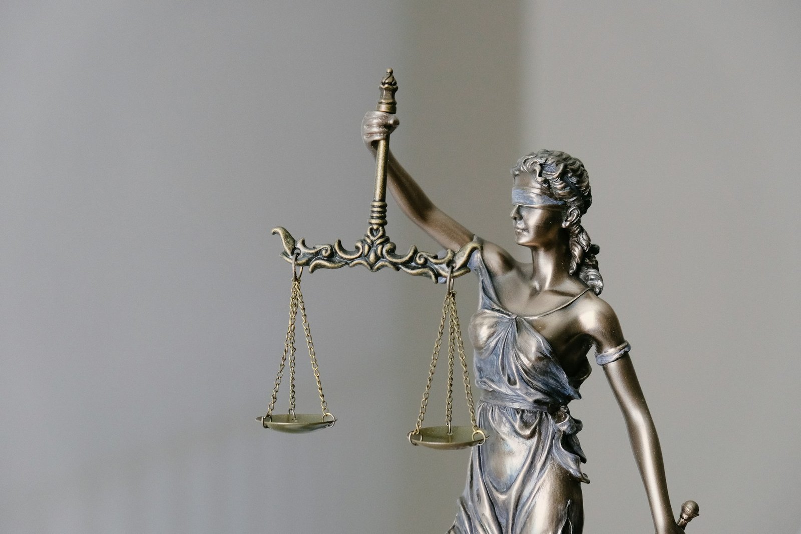 fotografia mostra uma escultura da deusa da Justiça, Têmis, segurando uma balança na mão e de olhos vendados. Foto: Unsplash.